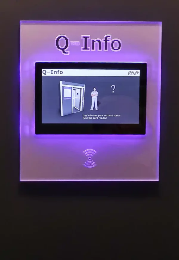 Q-Info display från ACG Pulse AB framifrån monterad på vägg. Smart och smidig plagghentering och artikelhantering