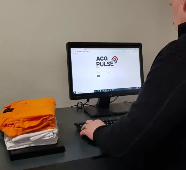 Dataskärm med ACG pulse logga. Scannar rfid märkta arbetsplagg.