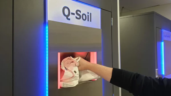 Återlämnar använda arbetskläder till Q-Soil för återlämning till tvätteri.