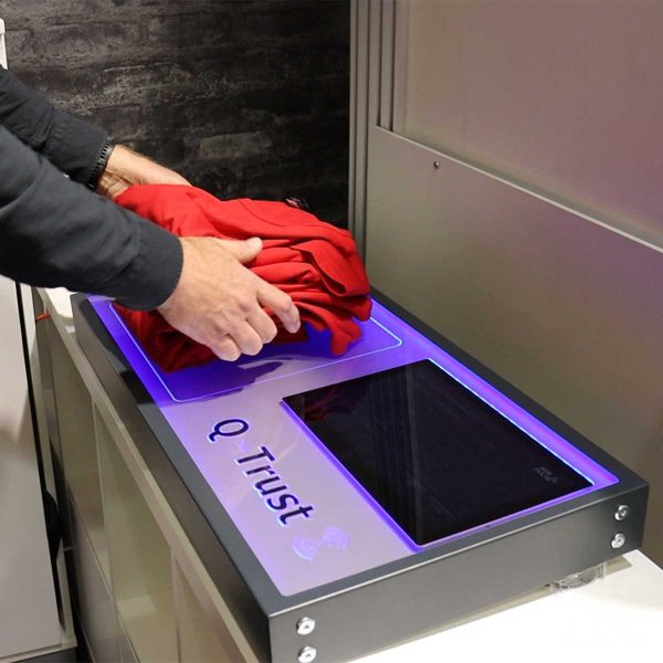 Q-Trust self service article handling system for RFID marked articles. Scanning t-shirts.