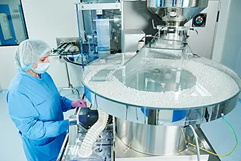 Personal inom kemi och läkemedels industrin använder mycket förbrukningsartiklar för att upprätthålla hygienen vid tillverkning.