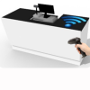 Vit arbetsbänk med dator och RFID antenn för inläsning av rfid märkta artiklar. En hand som håller i en handskanner för inläsning av rfid märkta artiklar. BEMANNAD SCANNINGSTATION FÖR RFID