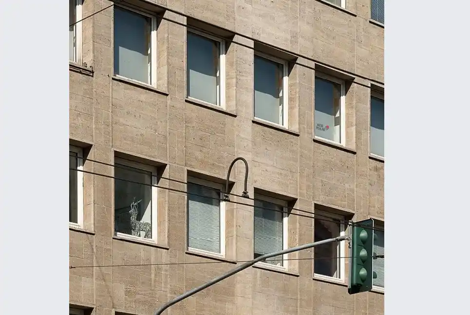 En kontorsbyggnad i Düsseldorf där ACG Pulse Tysklandskontor ligger. Det står ACG Pulse på fönstret.