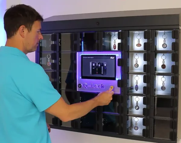 Vägghängd smart varuautomat med lånefunktion. Säker utlåning av bilnycklar och andra låneartiklar.